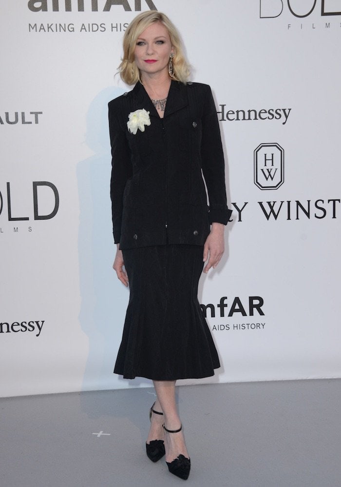 Dunst’s calf-length Chanel skirt and jacket create a refined, almost couture-like silhouette, subtly flaring at the hem for movement while maintaining a polished, juror-appropriate presence at Cannes