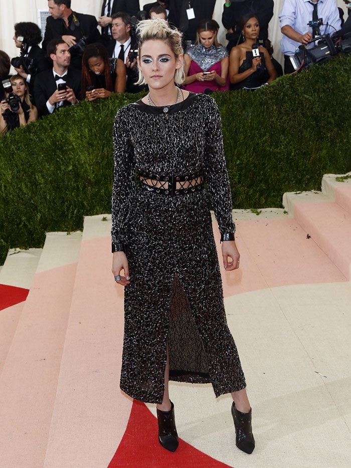 Kristen Stewart wears Chanel for the “Manus x Machina: Fashion in an Age of Technology-" themed Met Gala