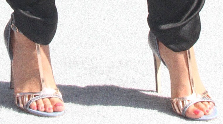 Alicia Keys showing off her pedicure in strappy silver metallic sandals at the 2016 BET Awards