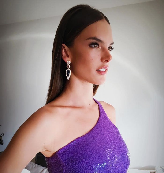 Alessandra offers a behind-the-scenes look at her “Purple Rain” tribute ensemble, accentuating her sparkling Michael Kors gown and statement Chopard earrings