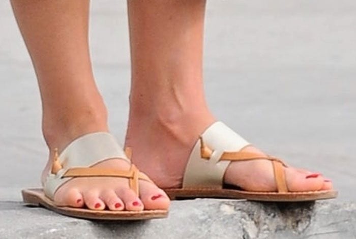 Jordana Brewster shows off her red pedicure in tan and platinum leather Soludos ‘Slotted’ thong sandals