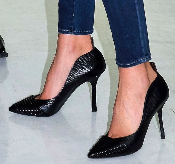 Miranda Kerr's feet in textured leather Louis Vuitton pumps