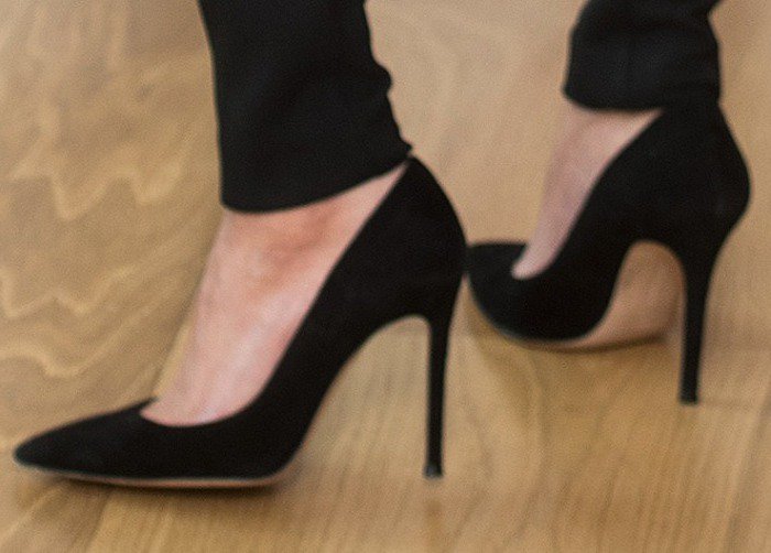 Kourtney completed the outfit with black suede Gianvito Rossi pumps, whose sharply pointed toes and slender stiletto heels echoed the streamlined lines of her tailored separates