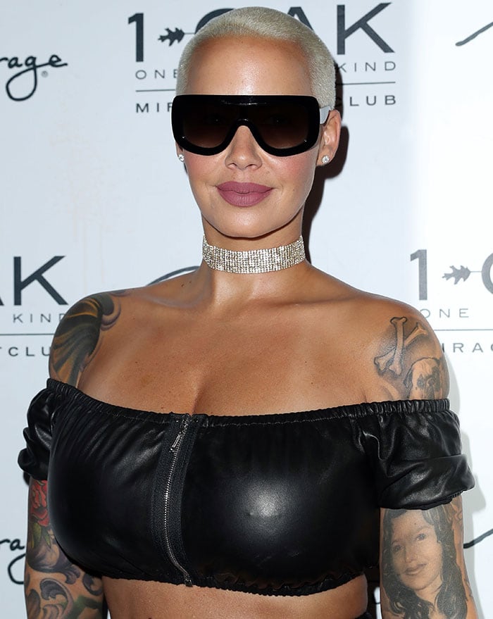 At Las Vegas’ 1Oak Nightclub, Amber Rose showed off her platinum buzzcut and glam style with oversized sunglasses and a sparkling choker