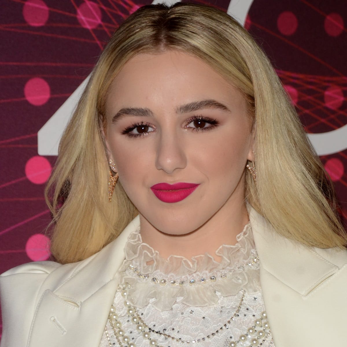 Chloe Lukasiak, known for her poise and resilience, has openly discussed living with silent sinus syndrome, a rare condition that subtly affects the symmetry of her face—something she’s turned into a symbol of confidence and self-acceptance