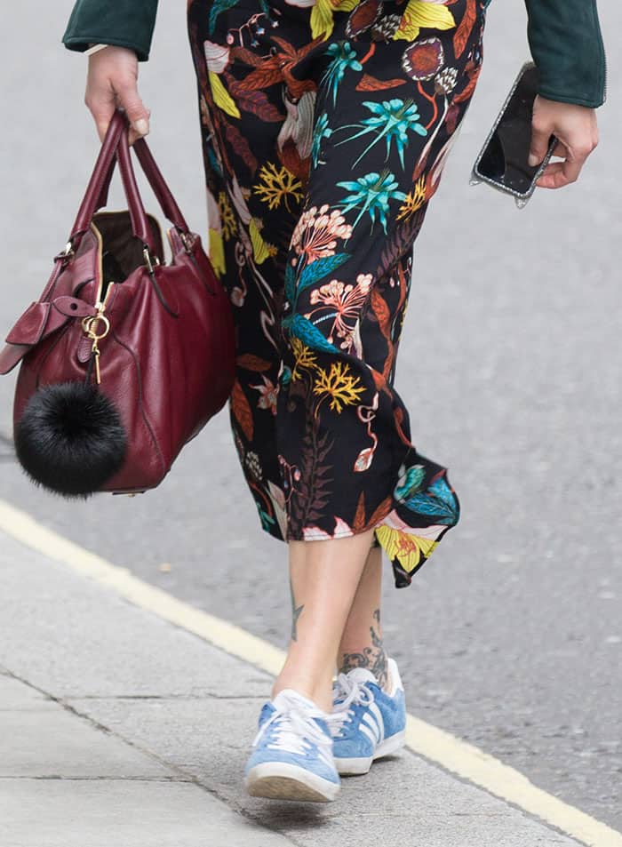 Remaining faithful to a darker color palette, Fearne Cotton adeptly harmonized her ensemble with a chic maroon handbag, accentuating her innate style flair