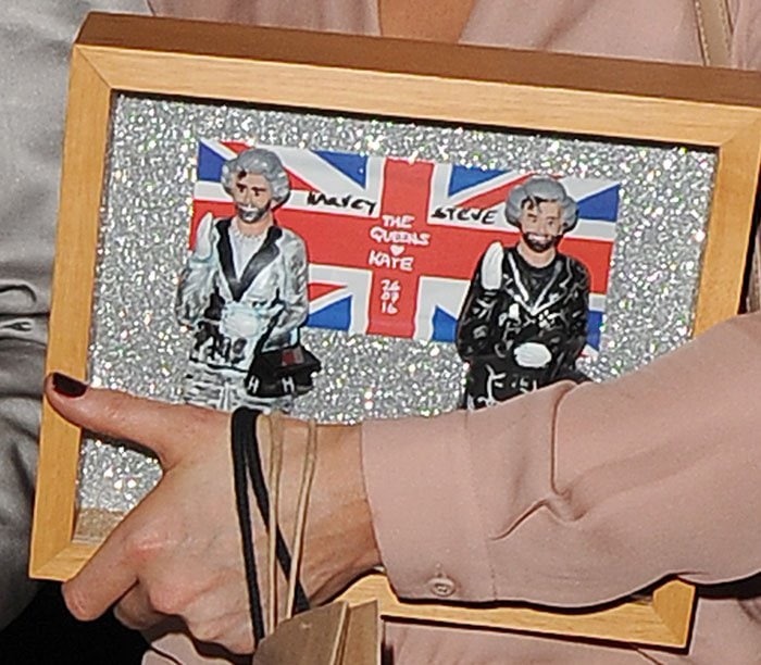 A closer look at the humorous birthday gift Kate Beckinsale received, featuring caricatures of her with the text "The Queens Love Kate" against a Union Jack background
