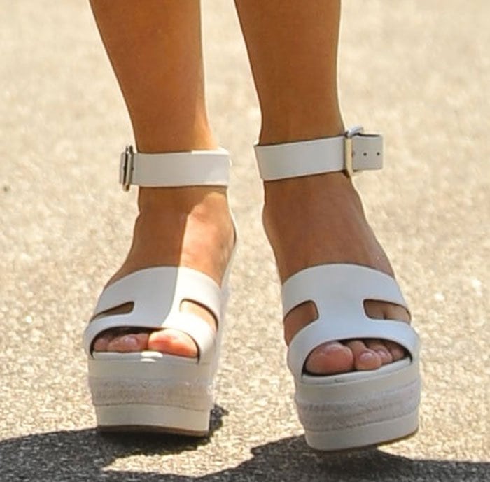 Reese’s pale pink pedicure added a polished touch, while the 2.2-inch espadrille wedge heels gave her a flattering height boost without sacrificing comfort