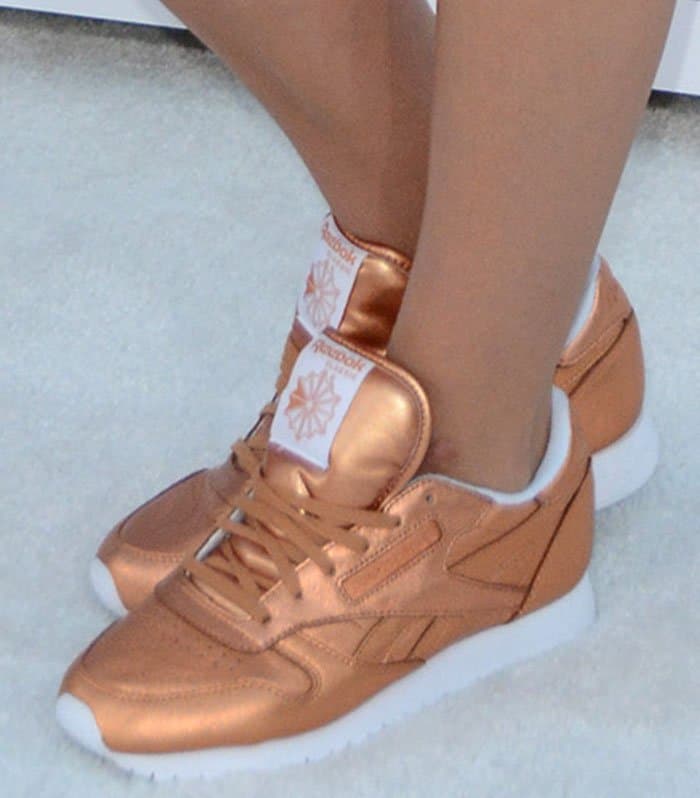Tove Lo wears bronze leather Reebok x FACE Stockholm “Spirit” sneakers at the 2016 MTV Video Music Awards