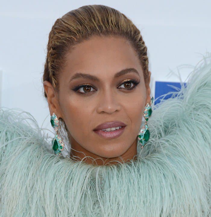 Beyoncé stuns with intricate emerald and diamond Lorraine Schwartz earrings