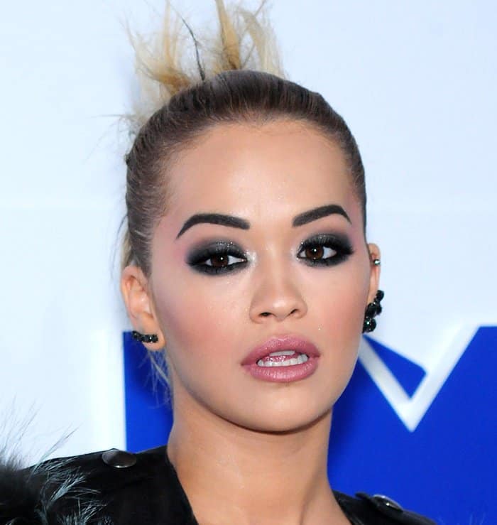Rita Ora adds a touch of edgy elegance to her look at the 2016 MTV Video Music Awards with black, multi-stud ear cuffs
