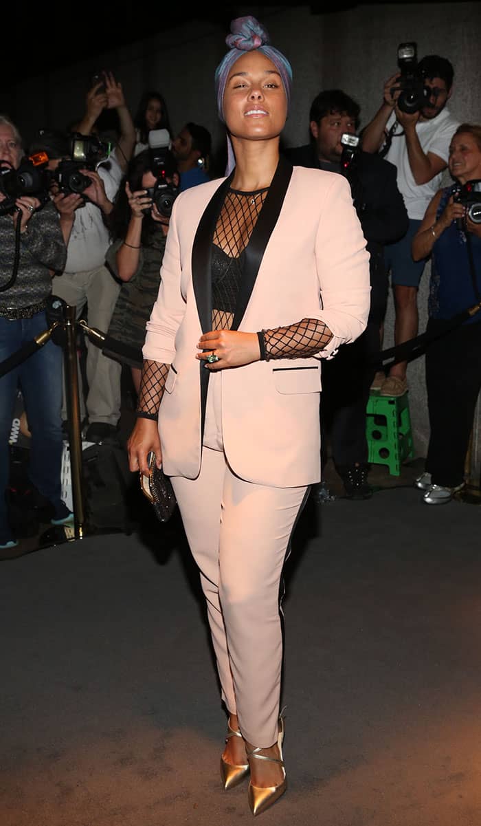 Alicia Keys went bare-faced and showed off her 32-carat diamond ring