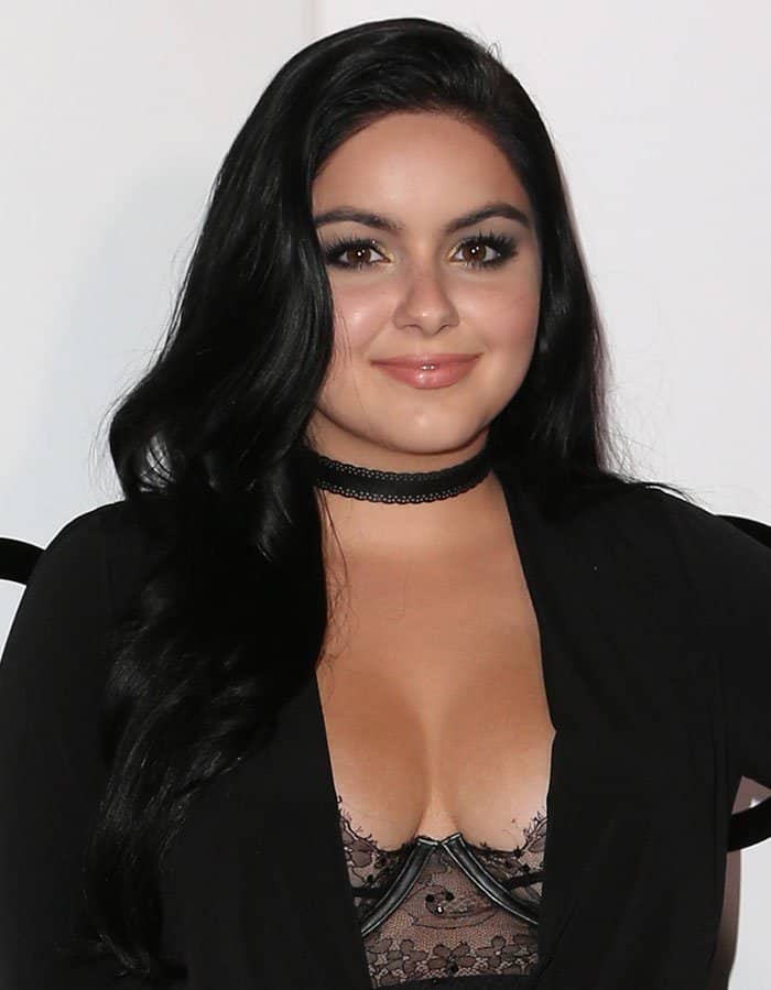 Soft waves, a lace choker, and a plunging black dress give Ariel Winter's all-black ensemble a glamorous finish
