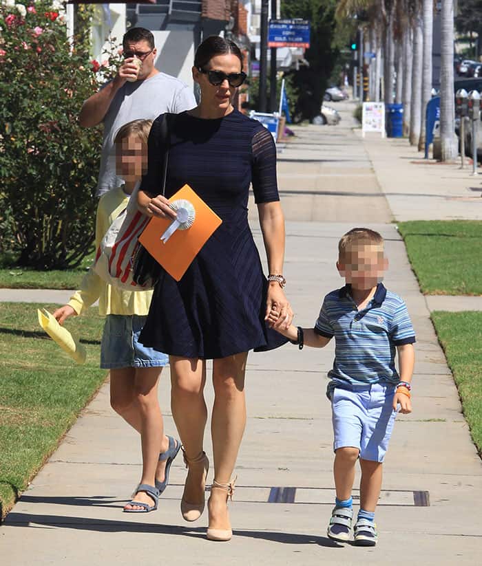 Jennifer Garner looked classy in a navy mini dress