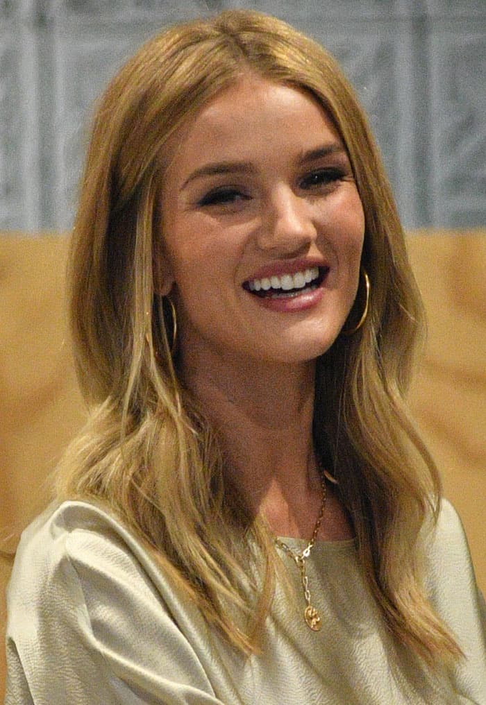 Rosie Huntington-Whiteley's blonde tresses down with a center parting