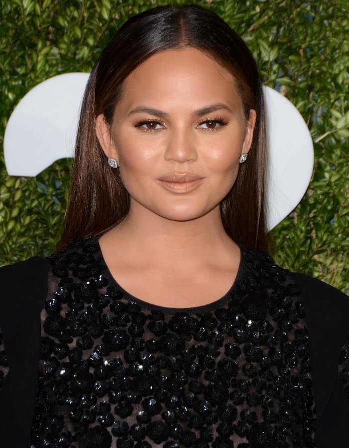 With bronzed skin, nude lips, and sleek straight hair, Chrissy Teigen complemented her all-black ensemble with radiant, understated glamour