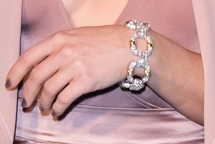 Kate Hudson completes her look with a luxurious linked chain bracelet from Tiffany Co.