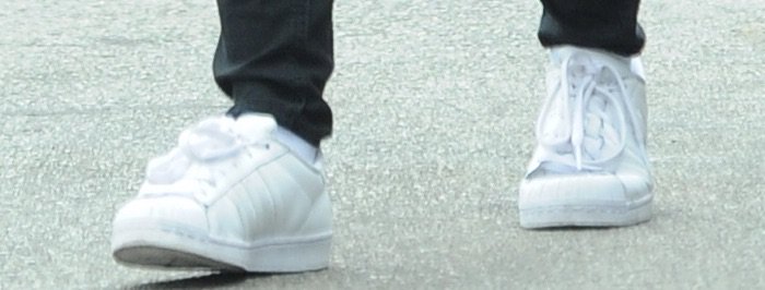 Ariel Winter completes her casual look with classic white Adidas "Superstar" sneakers