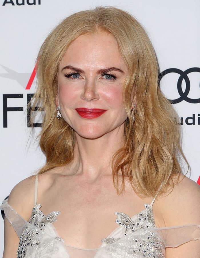 Nicole Kidman’s makeup was a flawless mix of glam and elegance, featuring bold red lipstick that accentuated her pout and perfectly enhanced her fair complexion