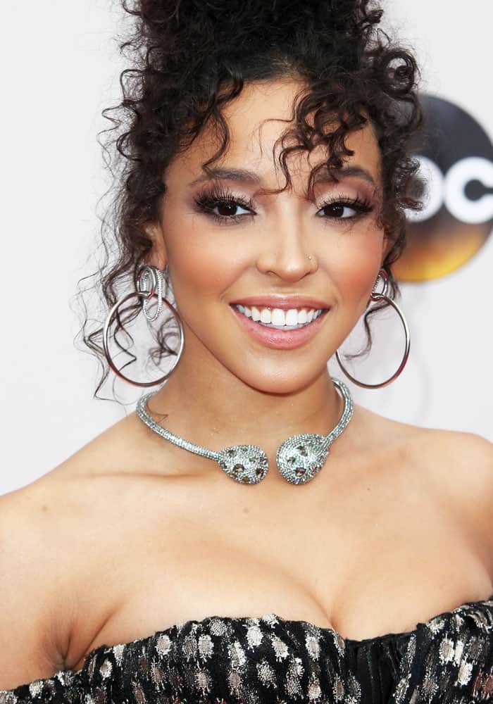 Tinashe stuns at the 2016 AMAs in a bold metallic gown, accessorized with a striking Swarovski panther necklace