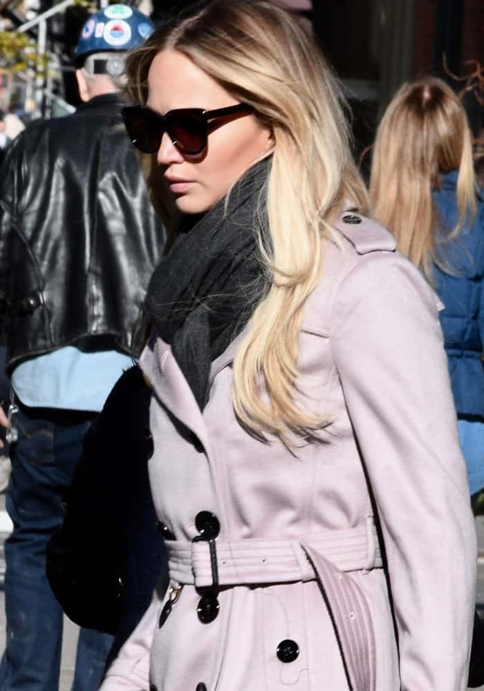 Jennifer Lawrence layered a pale orchid Burberry “Sandringham” cashmere coat over a soft neutral look while navigating New York’s winter streets during the Passengers press tour