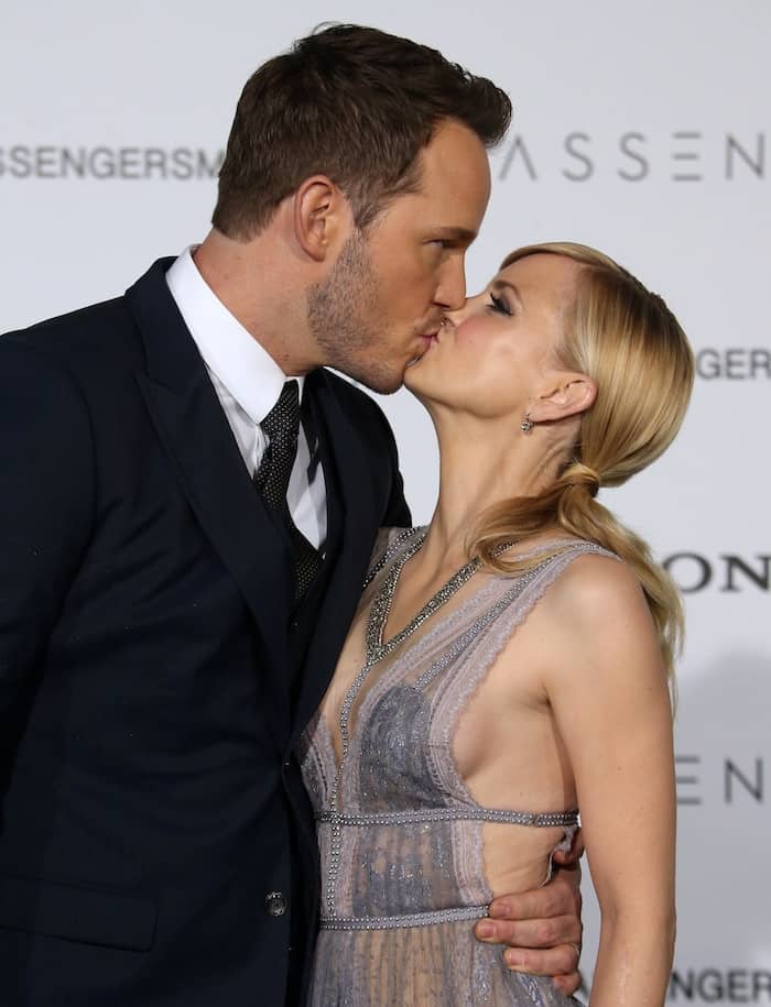 Anna Faris and her then-husband Chris Pratt share a kiss on the red carpet at the Passengers premiere
