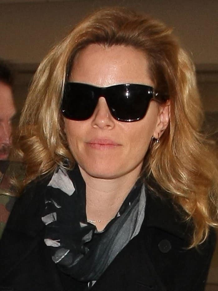 Elizabeth Banks went makeup-free and accessorized with simple hoop earrings