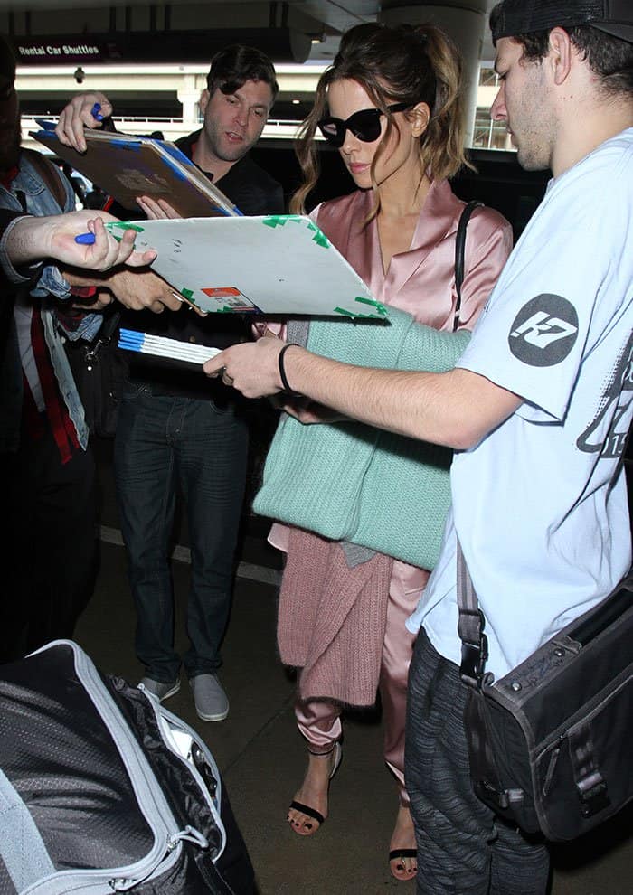 Kate Beckinsale showcased effortless airport style at LAX on January 3, 2017, pairing Francesco Russo leather and suede sandals with classic Oliver Goldsmith Manhattan 1960 sunglasses and a chic Givenchy Pandora Medium tote