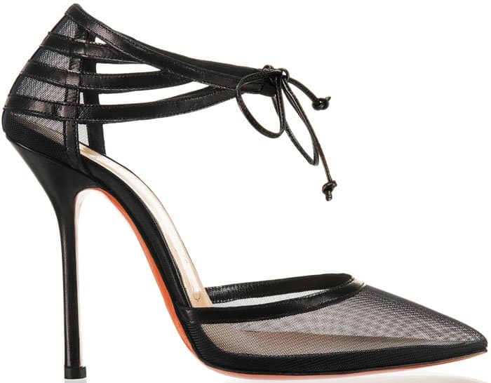 Shown in profile, the pump’s elongated silhouette and delicate mesh construction showcase how lightness and structure are combined in a high-impact evening heel