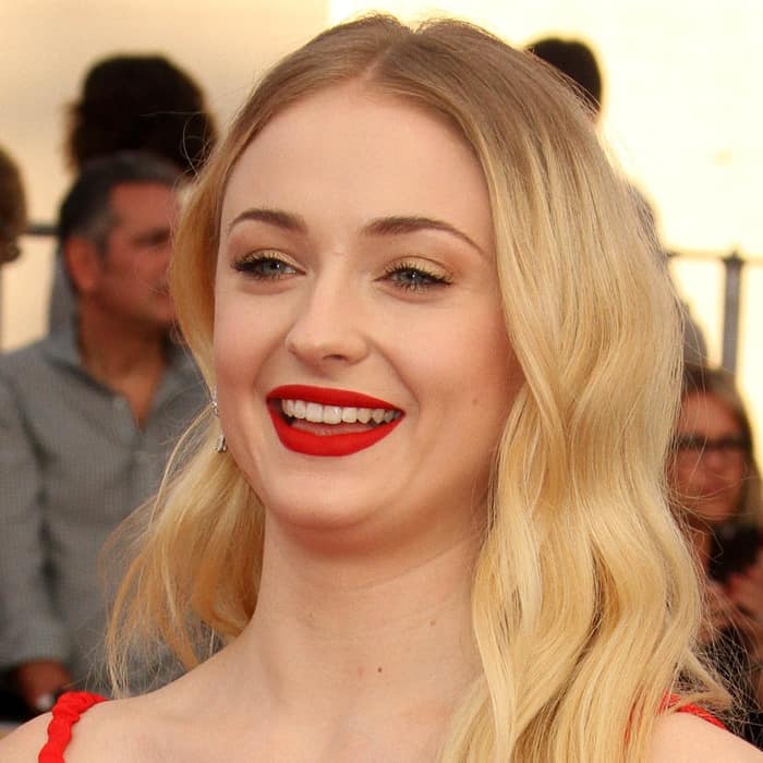 Sophie Turner radiated classic Hollywood elegance at the 23rd Annual Screen Actors Guild Awards in Los Angeles on January 29, 2017, with her soft blonde waves perfectly complementing her bold red lips for a timeless, glamorous look