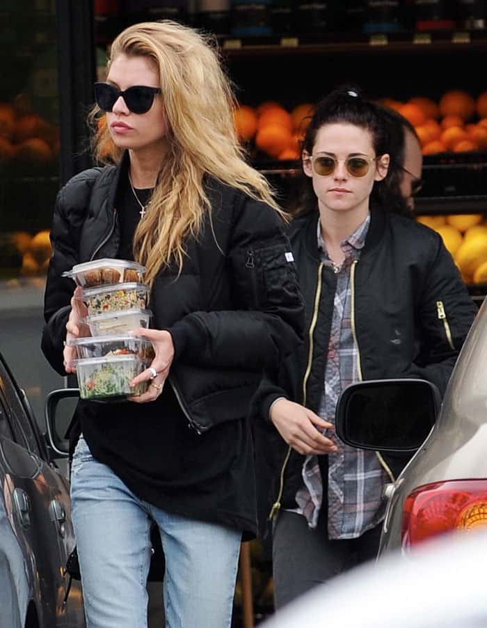 Kristen Stewart and Stella Maxwell sport casual, laid-back outfits as they pick up salads and smoothies at Lassens Natural Foods Vitamins