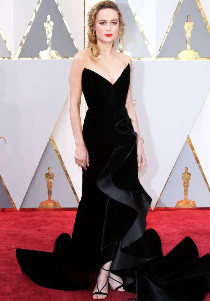 Brie Larson in an Oscar de la Renta dress, Aquazzura heels, and Neil Lane jewelry at the 89th annual Academy Awards