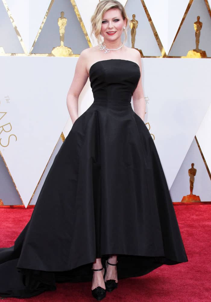 Kirsten Dunst stuns in a strapless black Christian Dior couture gown paired with Christian Lacroix pumps at the 2017 Academy Awards