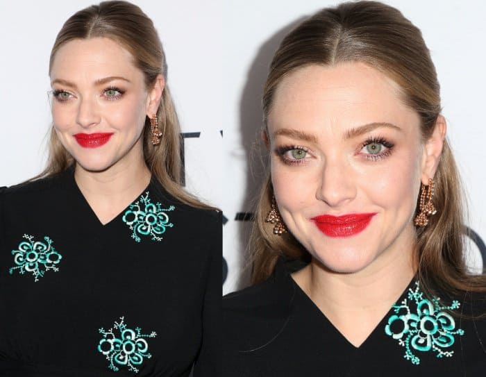 Amanda Seyfried completed her glowing red carpet look with drop earrings from Cartier, a striking red lip, peach-toned eyeshadow, and soft contouring that enhanced her pregnancy glow