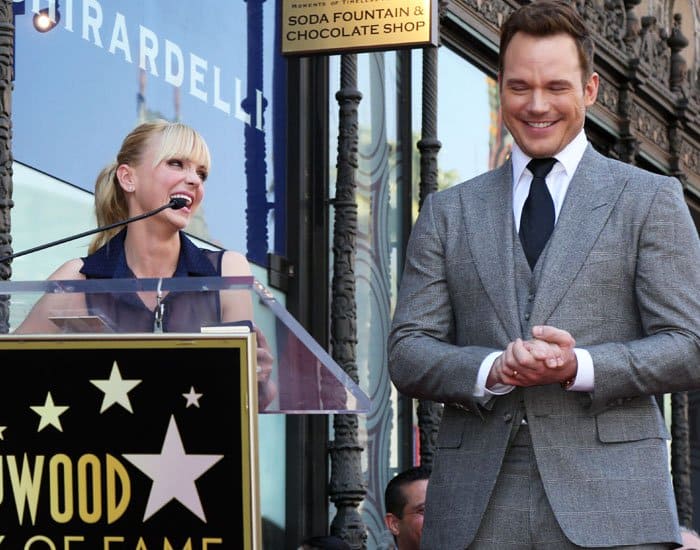 Anna Faris makes her husband, Chris Pratt, laugh as she delivers her speech