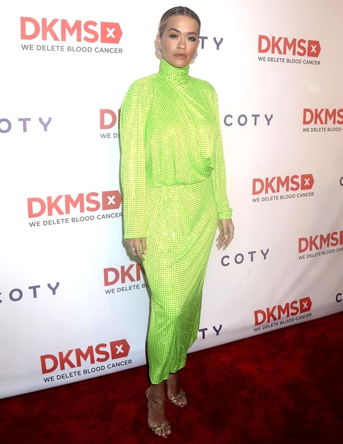 The singer anchored the vibrant, high-wattage ensemble with minimalist gold strappy sandals to add a touch of classic red-carpet elegance