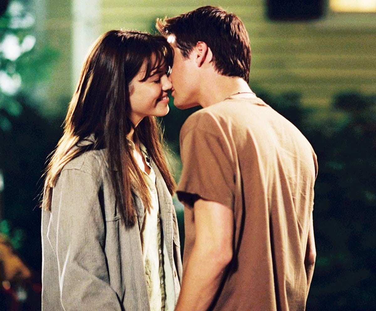 Mandy Moore stars as Jamie Sullivan opposite Shane West’s Landon Carter in A Walk to Remember, bringing heartfelt emotion and youthful sincerity to this early 2000s coming-of-age romance