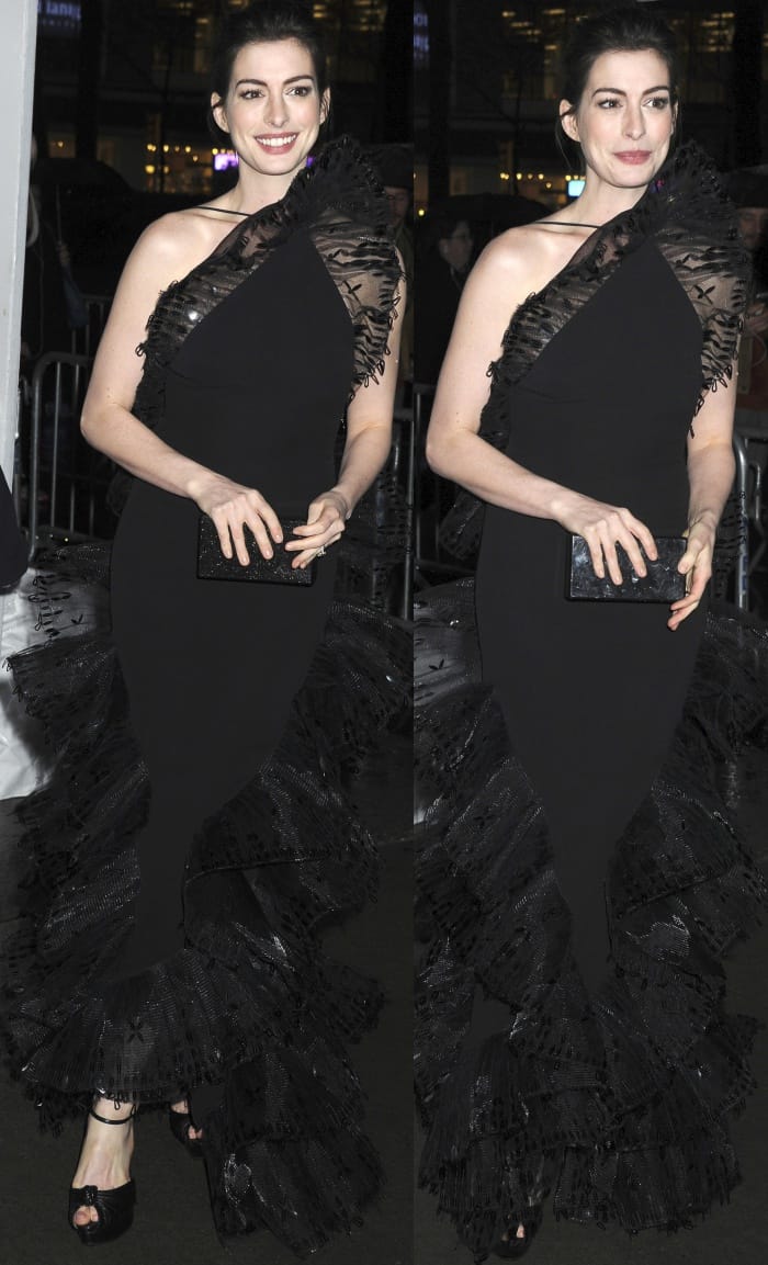 Anne Hathaway wore a vintage Armani Privè́ gown from the Spring 2006 collection, noted for its intricate embroidered pleated tulle and crinoline fan detail, embodying sculptural elegance and couture craftsmanship
