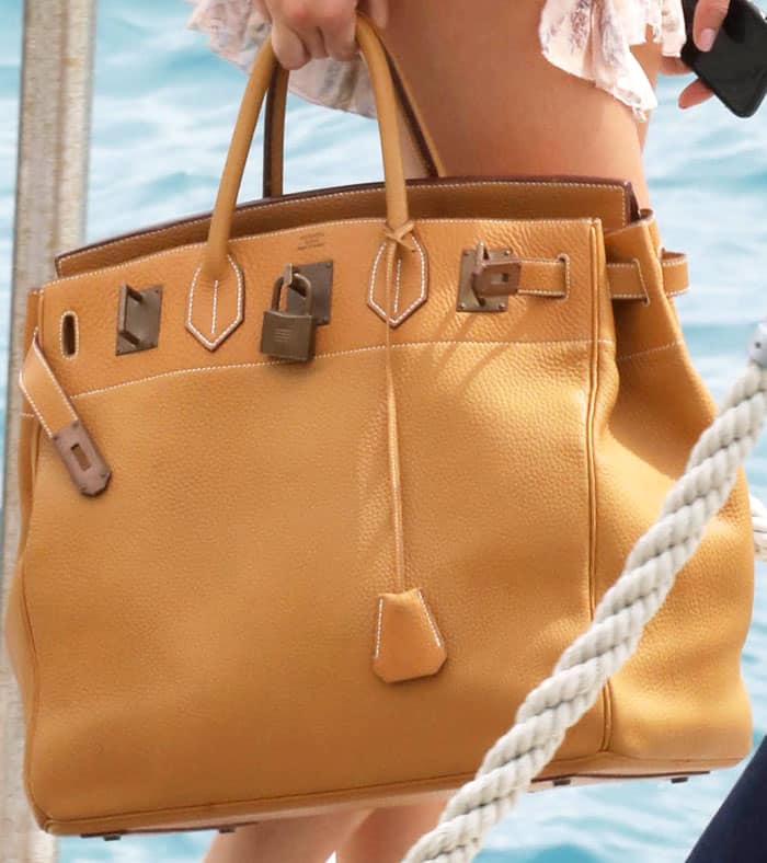Kendall Jenner's bag is an oversized Hermès Birkin in tan leather