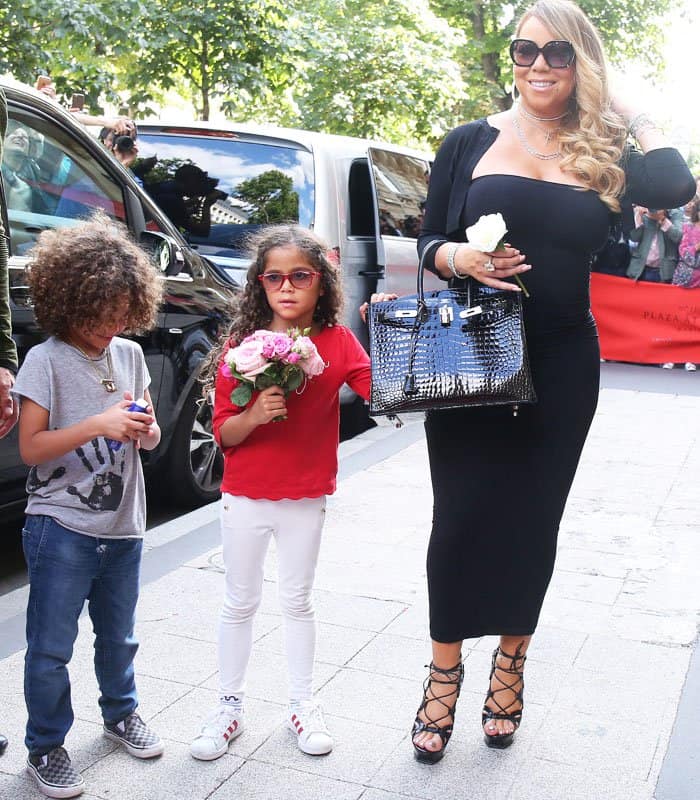 Mariah paused with twins Moroccan and Monroe to greet waiting fans, blending family time with the polished glamour that defined her Paris appearances