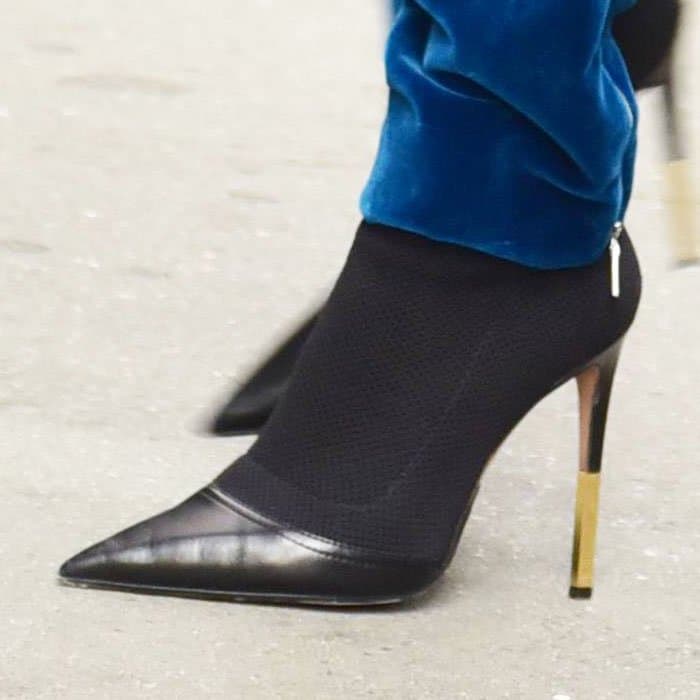 Cara streamlined her slouchy look with the beautiful "Aurore" boots from Balmain