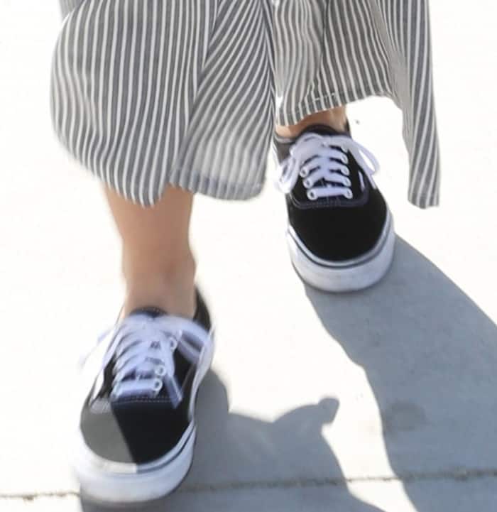 Minka Kelly arriving at LAX in Vans "Authentic" sneakers