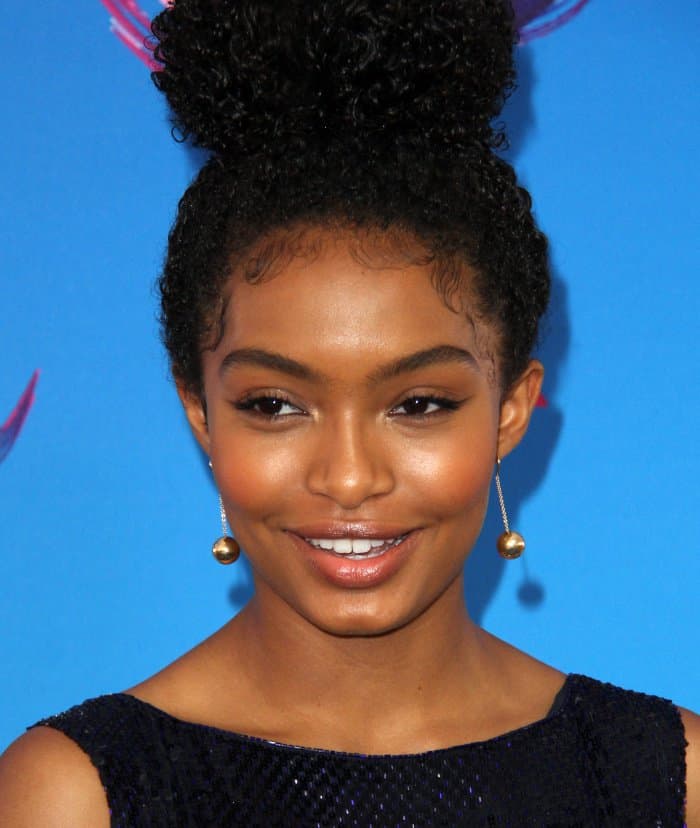 Yara Shahidi accessorized with bauble earrings from Tiffany Co. at the Teen Choice Awards 2017