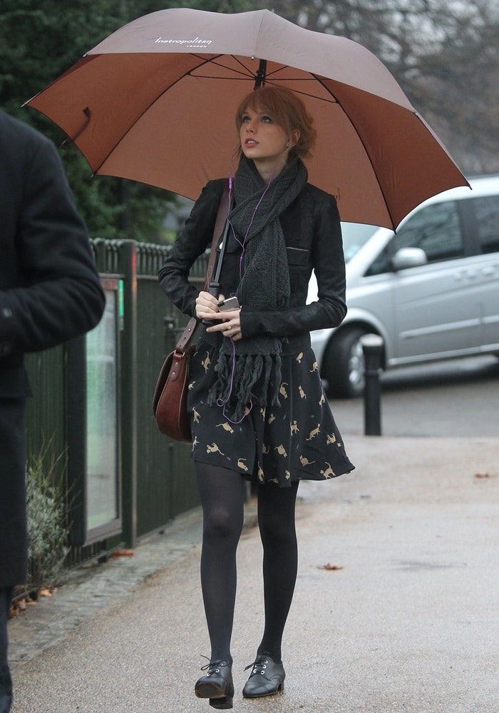 Taylor Swift visits the Diana Princess of Wales Memorial Fountain on a rainy day in London on January 24, 2010