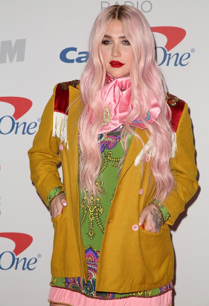 The singer layers her vibrant Gucci tunic under a mustard-yellow jacket with embroidered shoulder details for an eclectic red-carpet statement