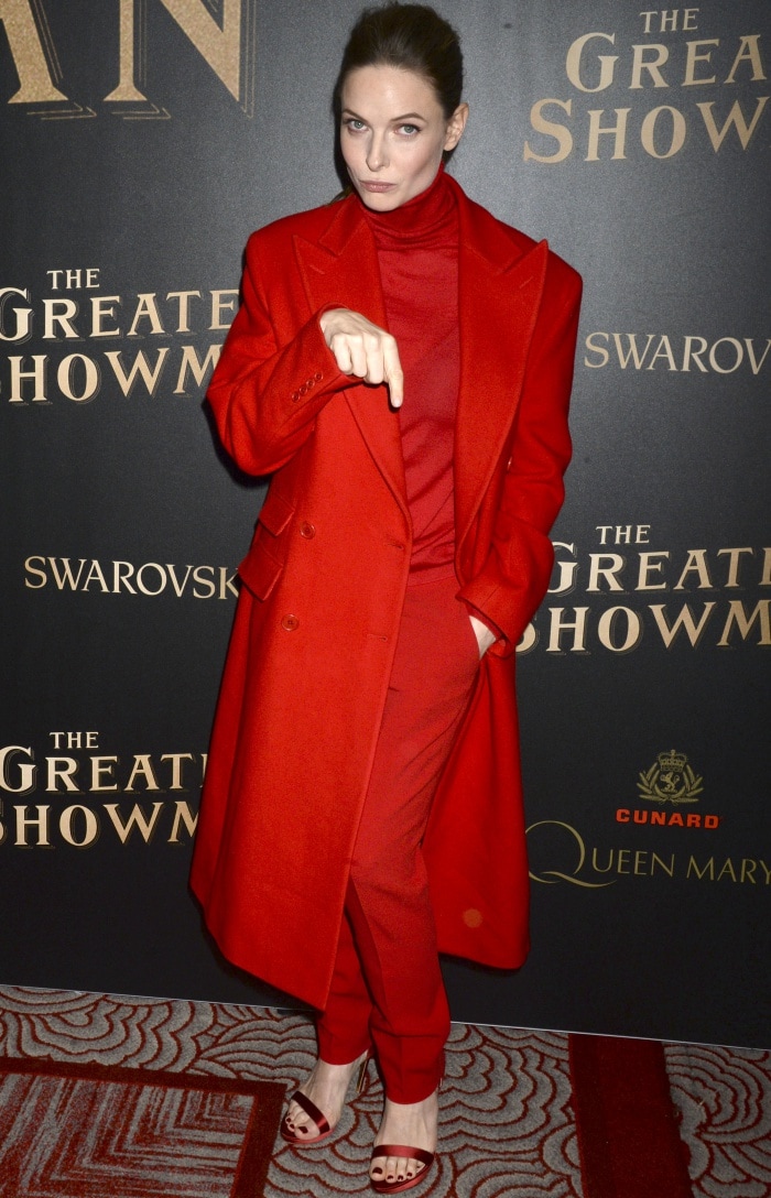 Rebecca Ferguson keeps her December 2017 premiere look monochromatic in a full-length red Ralph Lauren coat, matching turtleneck and tapered trousers