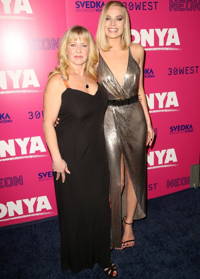 Margot Robbie with Tonya Harding at the "I, Tonya" Los Angeles premiere