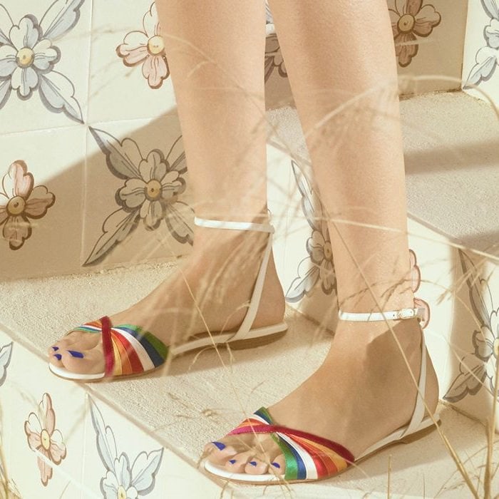 These sandals are assembled from white nappa leather and multicolored satin