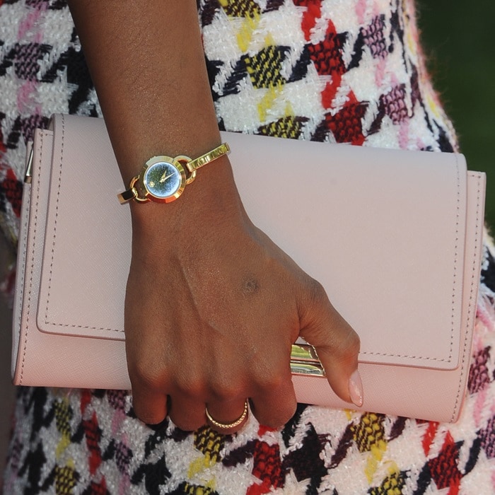 Kerry Washington elegantly pairs her Oscar de la Renta dress with a chic Kate Spade New York 'Make It Mine Camila' clutch and statement jewelry