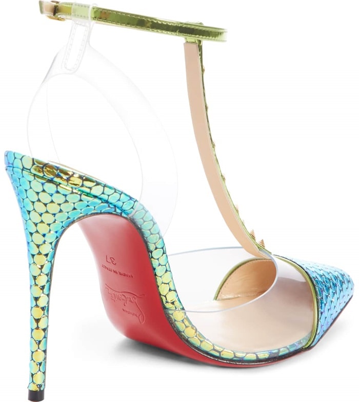 Atop a stiletto of 100mm, it reveals a vertiginous arch. Its central piece adorns the upper with a row of silver spikes, a hallmark of the Louboutin House